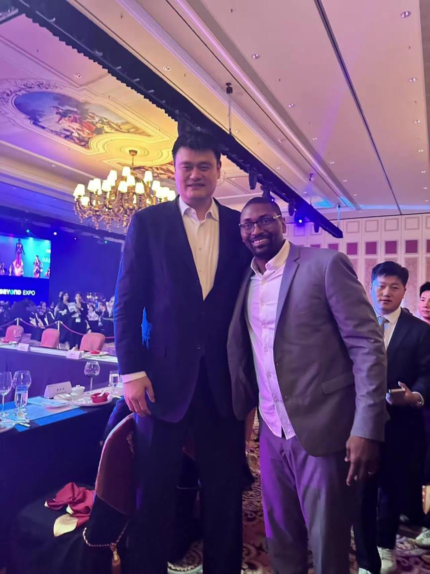 阿泰斯特曬與姚明合照：這是我最喜歡的隊(duì)友 姚！！