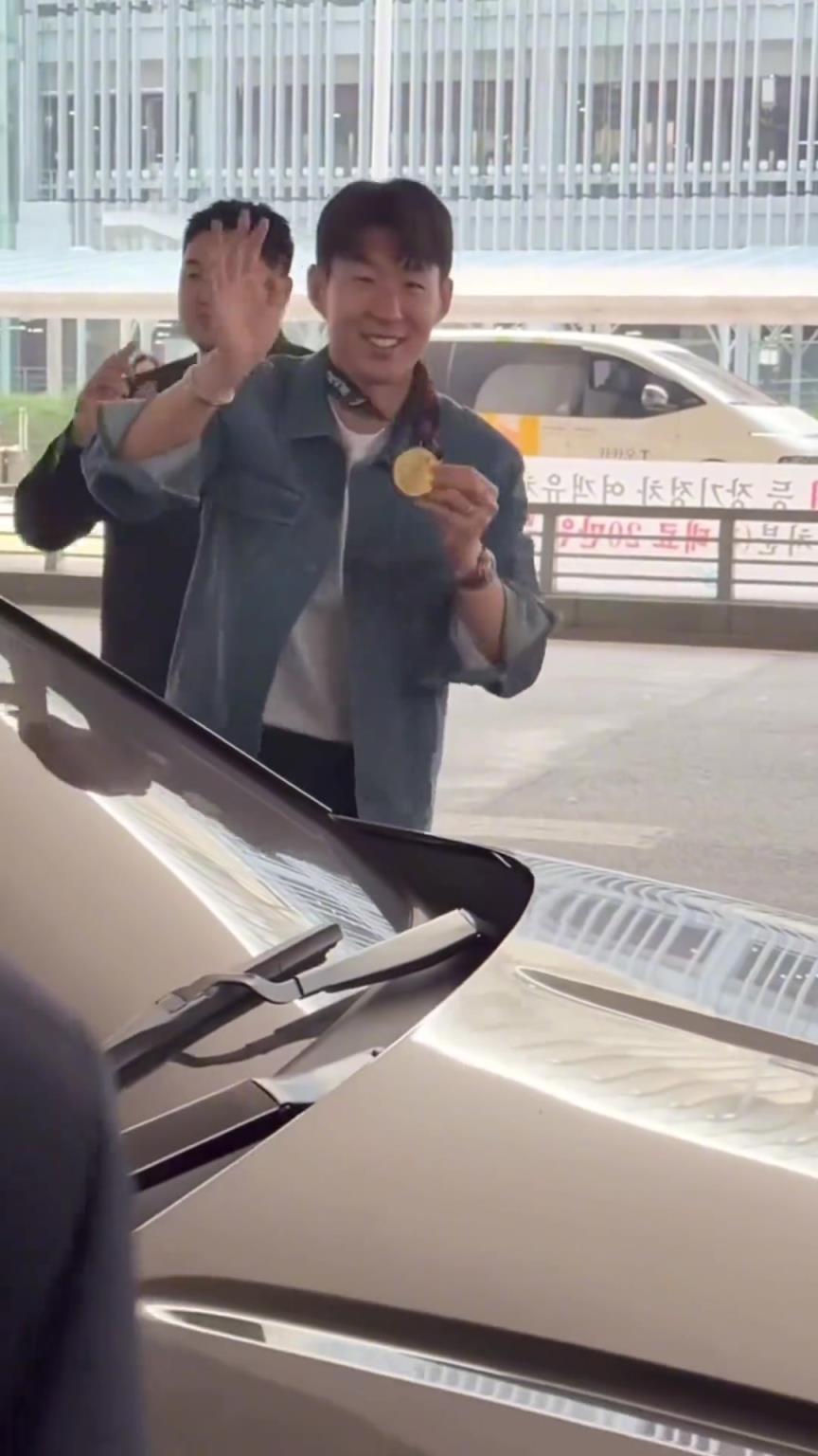 衣錦還鄉(xiāng)！孫興慜返回韓國(guó)，眾多女球迷讓其把歐聯(lián)獎(jiǎng)牌戴上