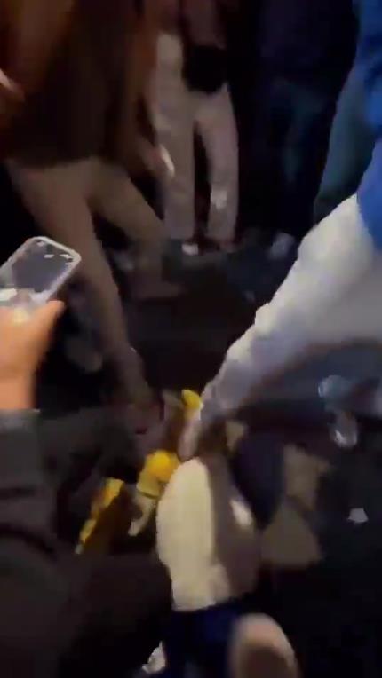 驚！尼克斯大勝步行者后，哈利伯頓遭主場(chǎng)球迷群毆