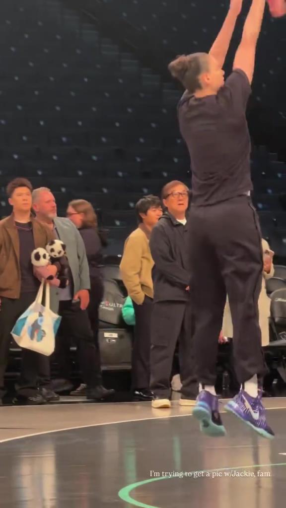 71歲成龍現(xiàn)身巴克萊中心看女籃比賽：她們投籃怎么那么準(zhǔn)?。?！