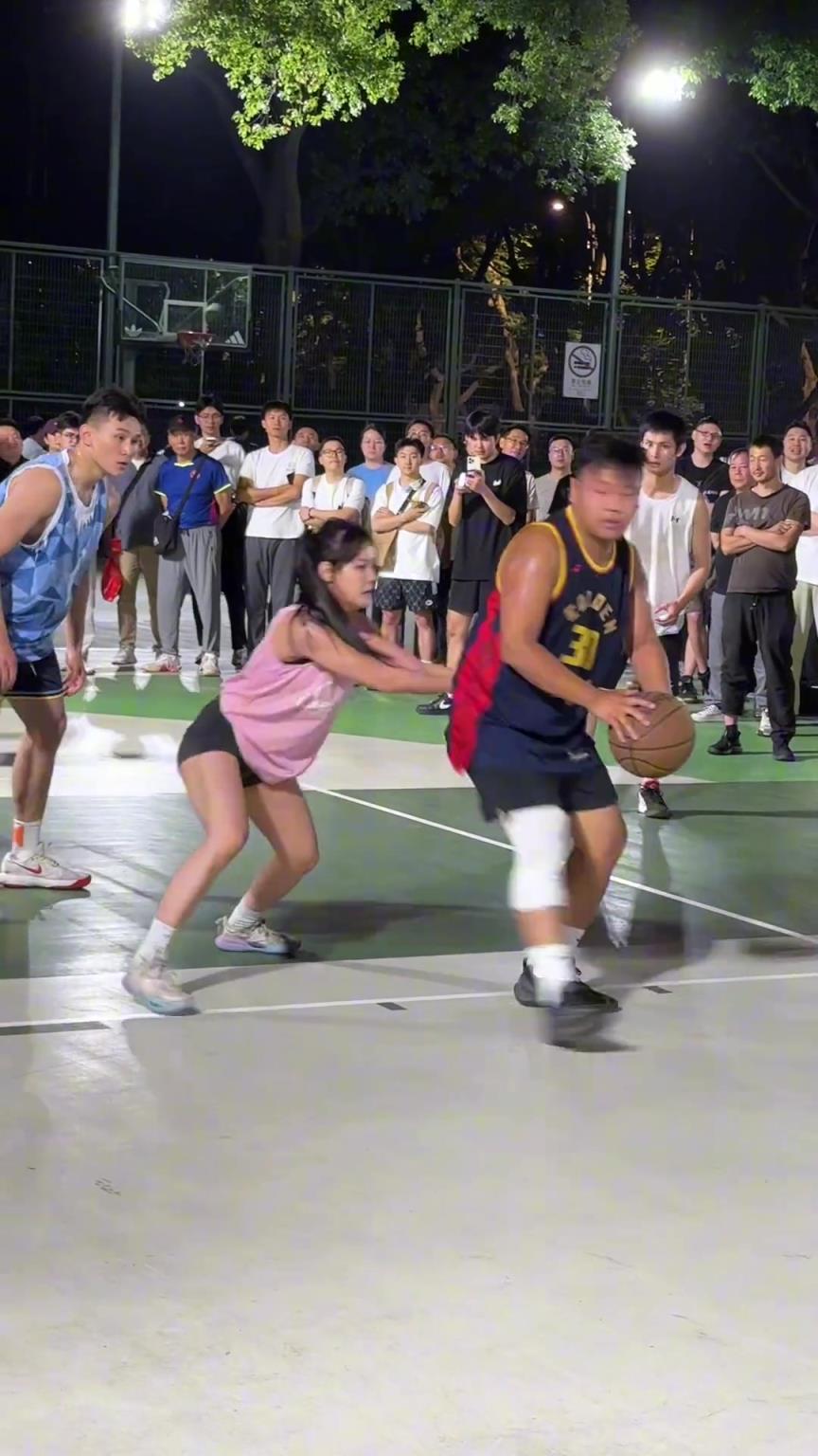 這哥們看見(jiàn)防自己的是女生，一個(gè)勁背打，球也不傳了
